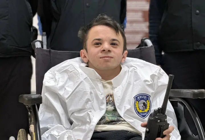 Cam kemik hastası Emre'nin polislik hayali, bir günlüğüne gerçek oldu