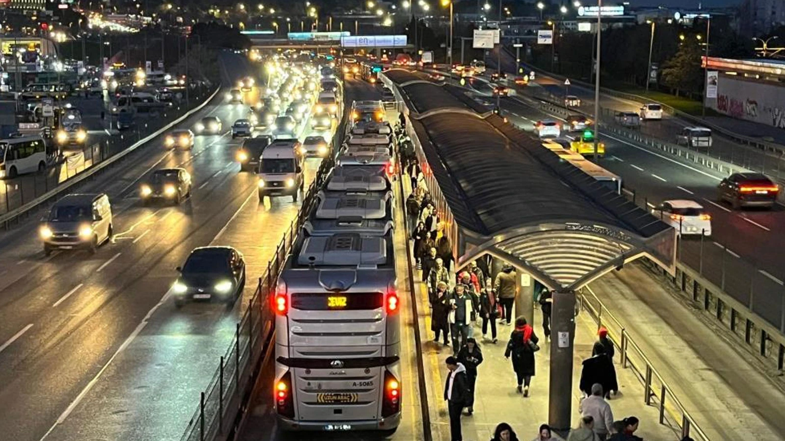 Bahçelievler'de metrobüsün ayağını ezdiği kadın yaralandı