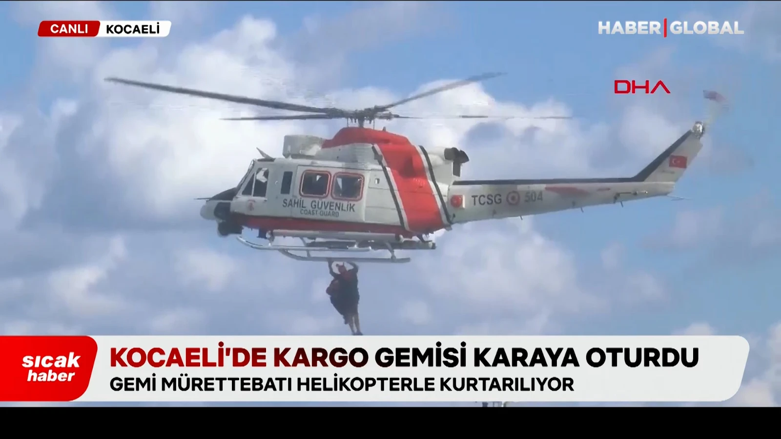 Kocaeli’de karaya oturan gemideki mürettebat helikopterle kurtarılıyor
