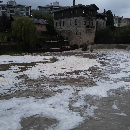 Durmadan Köpüren Irmağın Rengi Değişti: Sahil Şeridi Atıklarla Doldu