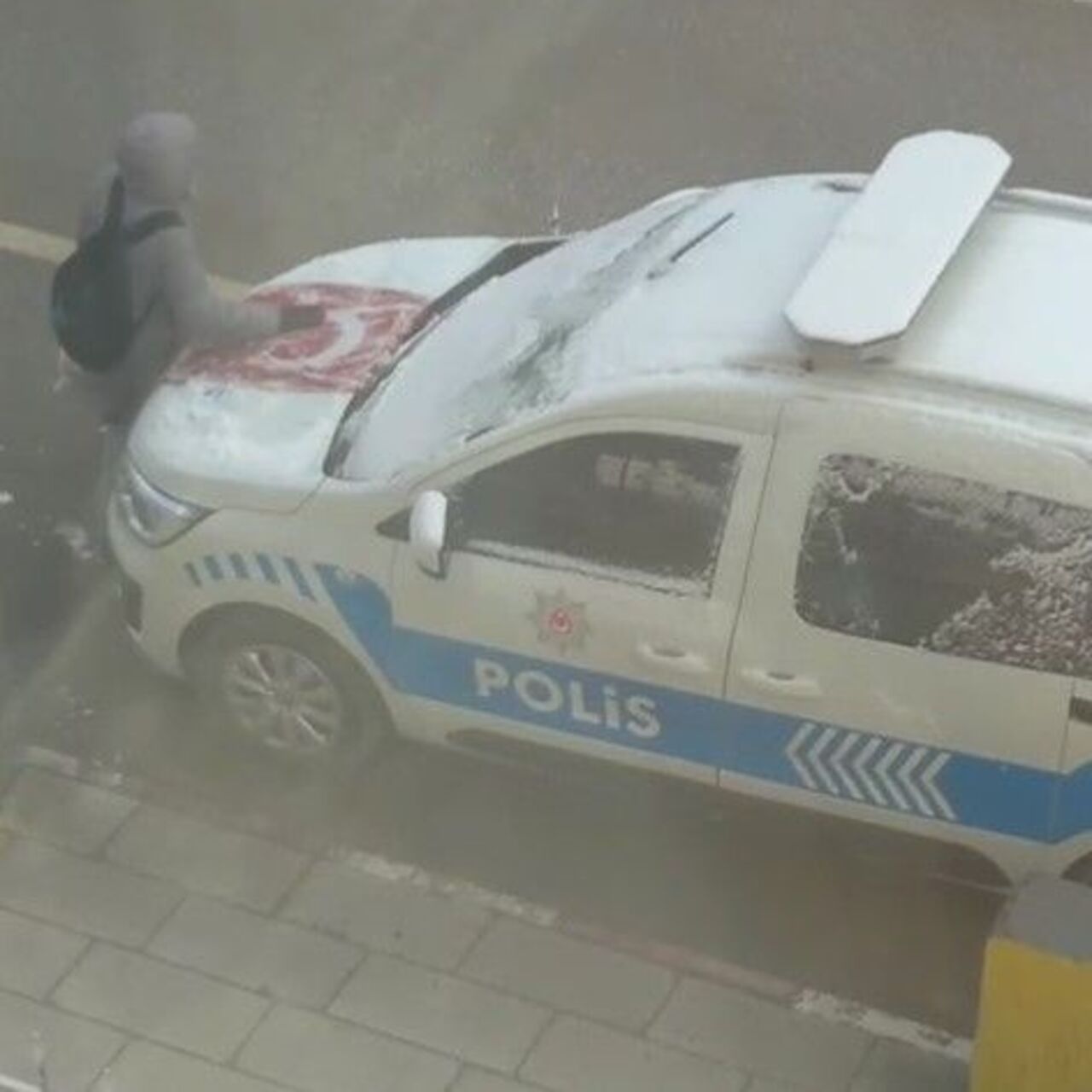 Türk bayrağında biriken karları elleriyle temizledi
