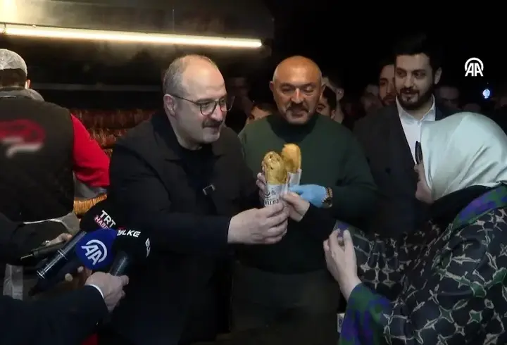 Mustafa Varank, gençlerle sahurda bir araya geldi: ''Türk markalara boykot kabul edilemez''
