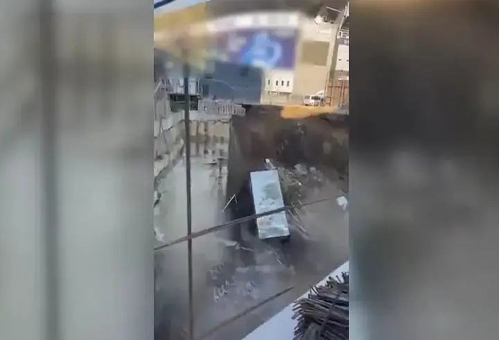 Fenerbahçe Stadyumu'nun yakınında istinat duvarı çöktü
