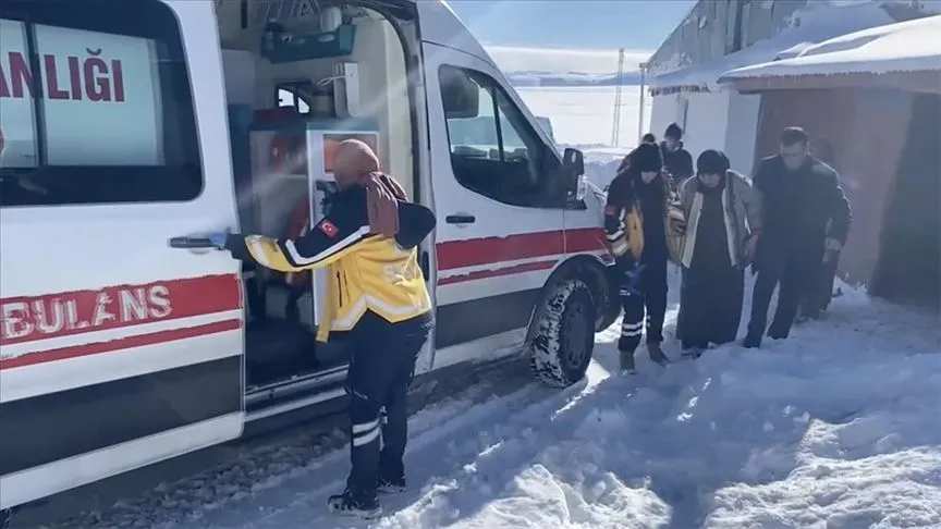 Kars'ta yoğun kar nedeniyle köyde mahsur kalan hasta ekiplerce kurtarıldı