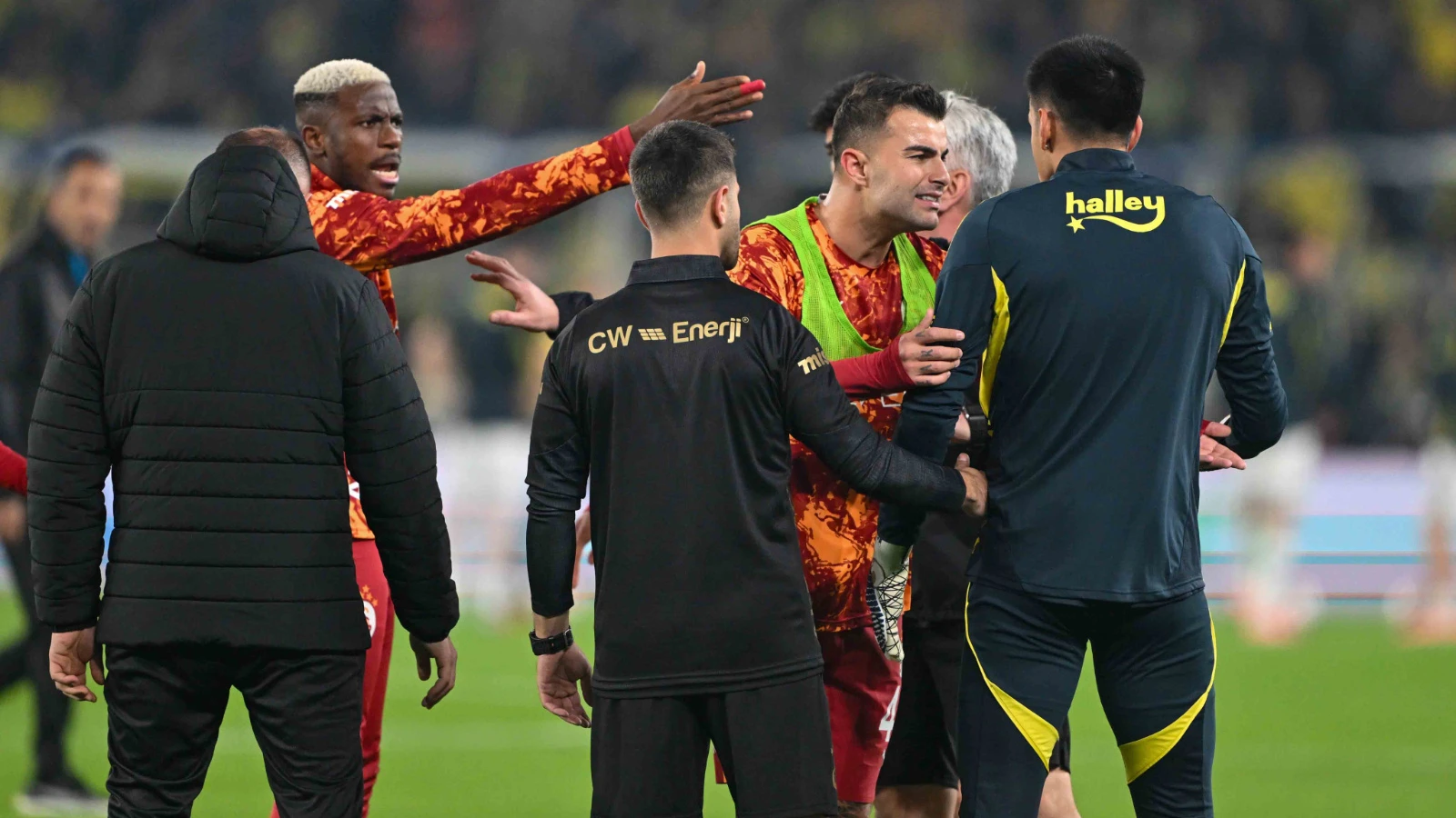 Fenerbahçe - Galatasaray maçı öncesi futbolcular arasında gerginlik çıktı