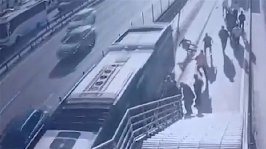 Zeytinburnu'nda metrobüsün çarptığı engelli yolcu hayatını kaybetti