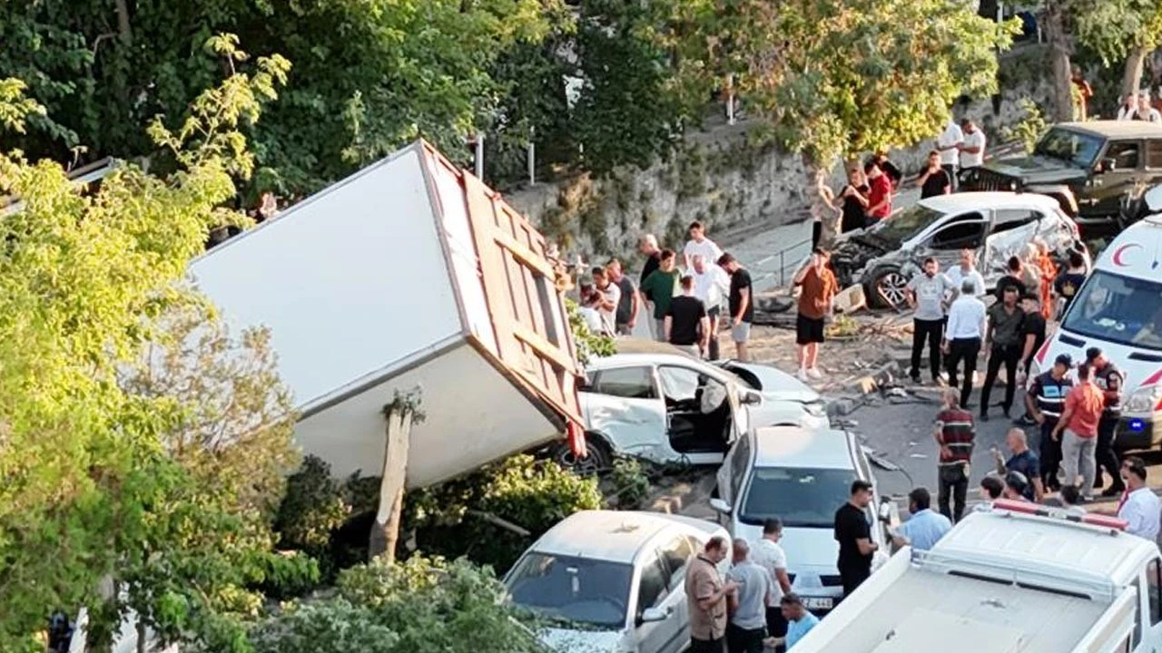 Freni patlayan kamyon ortalığı savaş alanına çevirdi!