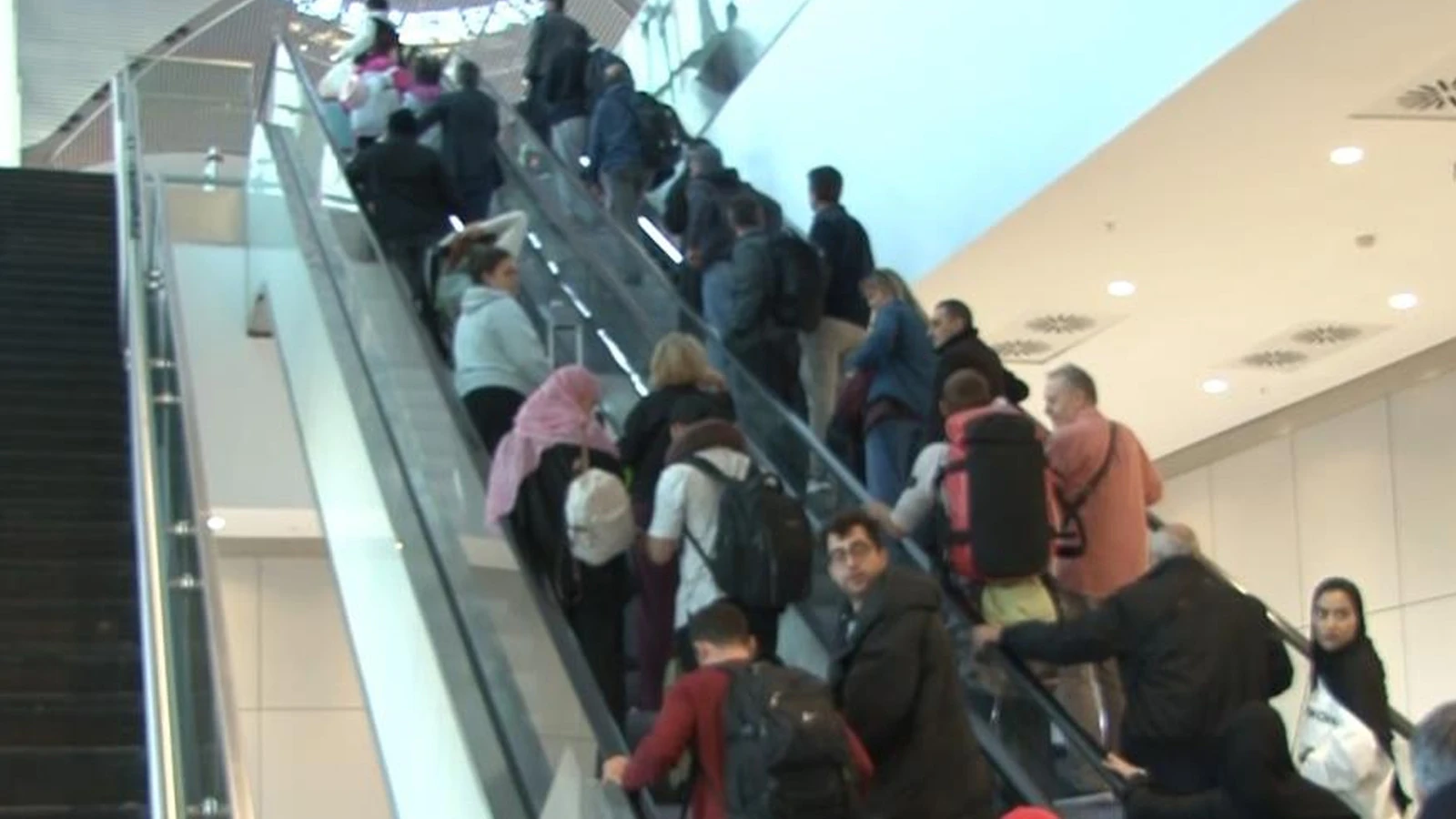 Katar'da mahsur kalan Türk vatandaşları Türkiye'ye döndü