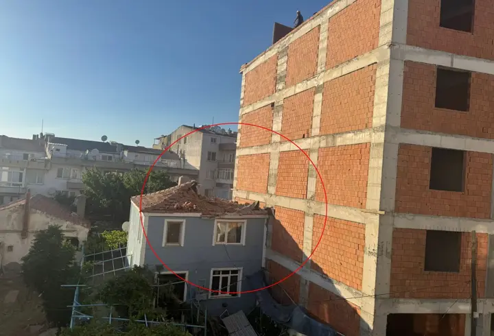Rüzgar, inşaatın tuğlalarını savurdu: Bir evde hasar meydana geldi