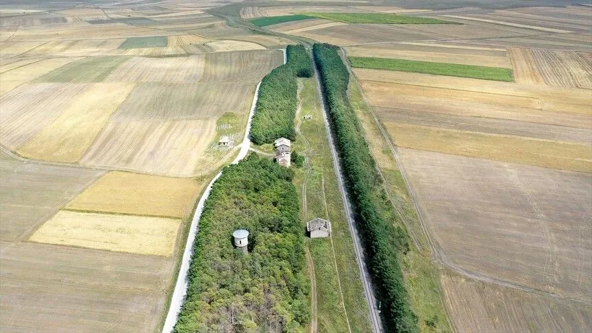 Kars'ta 57 yıl önce ağaçlandırılan tren istasyonu, yeşil dokusuyla dikkati çekiyor