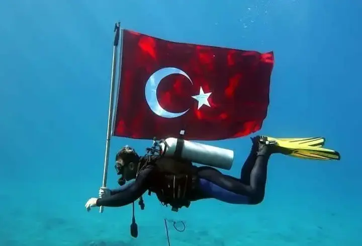 Fethiye'de su altında Cumhuriyet kutlaması