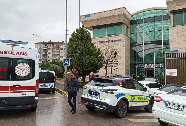 Karamürsel Belediyesi'nde 'ihale' kavgası; 2 kişi bıçaklandı