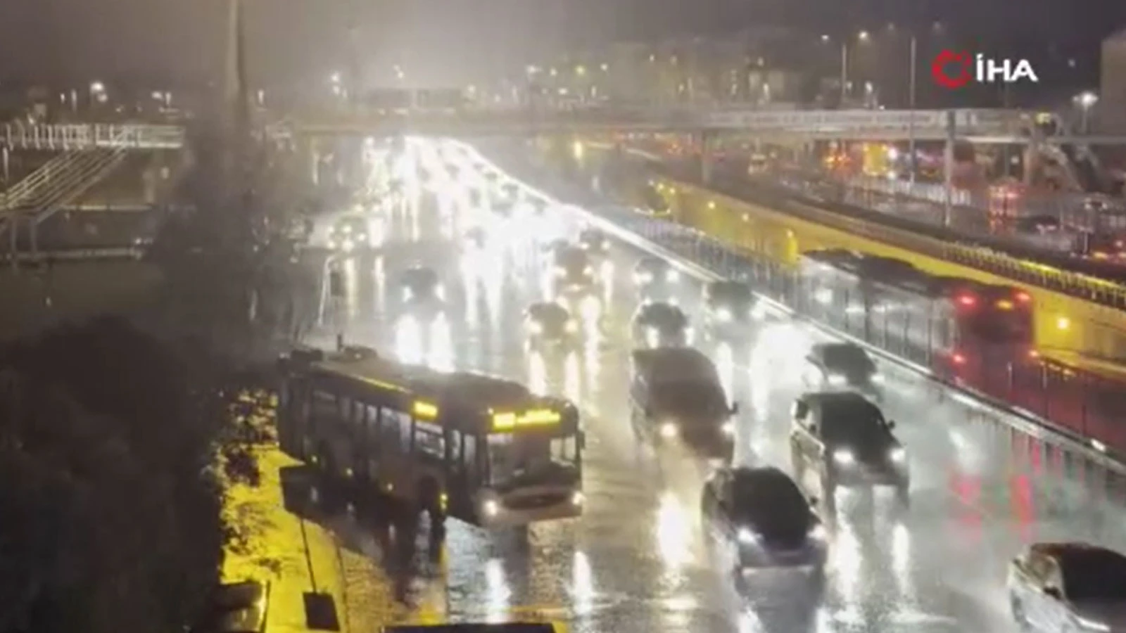İstanbul’da sağanak yağış başladı: Şimşekler geceyi aydınlattı