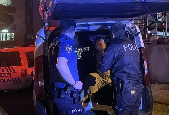 Sevgilisinden ayrılan alkollü kadın, annesini bıçakla rehin aldı