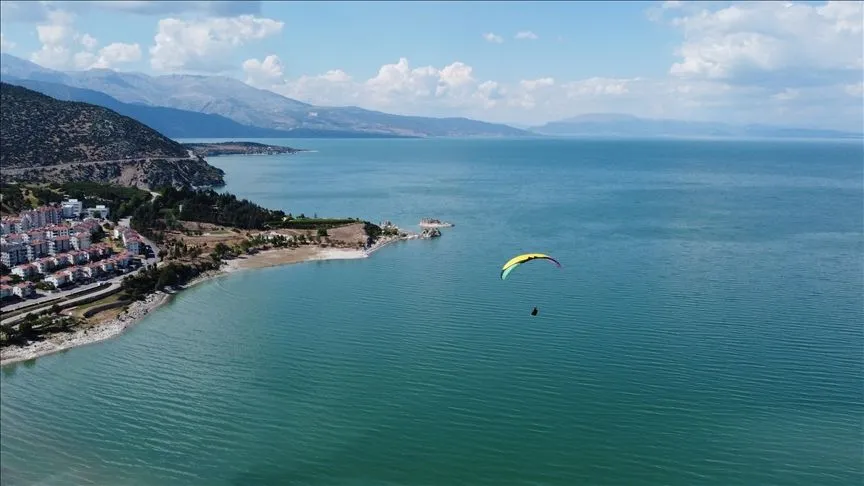 Macera tutkunları Eğirdir Gölü'nü yamaç paraşütüyle havadan izliyor