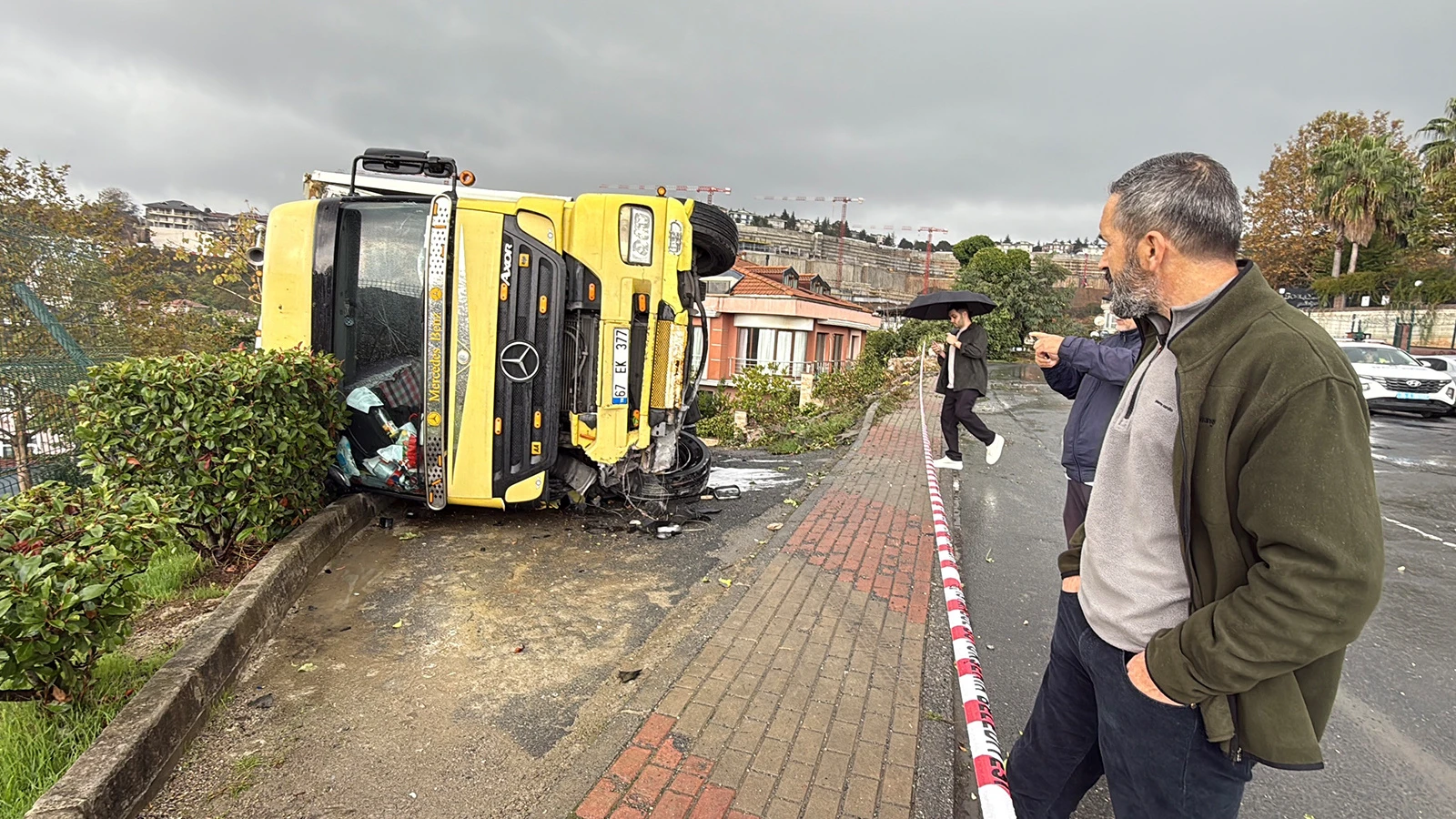 Sarıyer'de faciadan dönüldü: TIR devrildi, büyük panik yaşandı