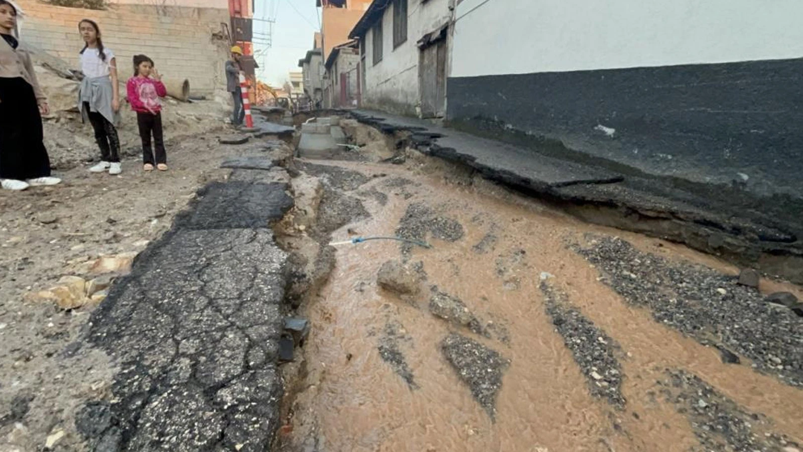 İş makinesi su borusunu patlattı: Sokaklar göle döndü