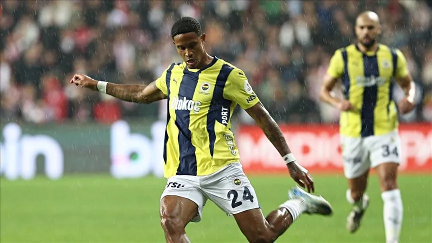 Fenerbahçe'de Jayden Oosterwolde'nin sözleşmesi 2028'e kadar uzatıldı