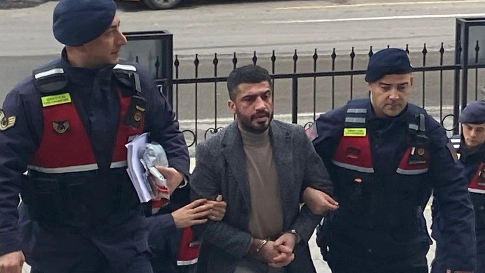 Arkadaşların tartışması kanlı bitti: 7 bıçak darbesiyle katletti