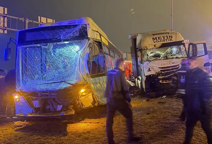 TIR, kavşakta otobüsüne çarptı: 1 yaralı