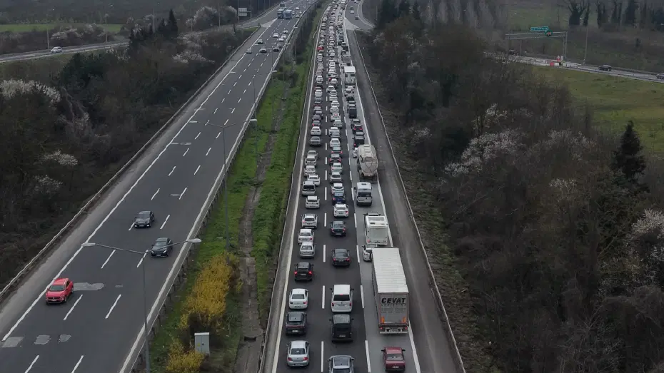 Tatil bitti, eziyet başladı. İstanbul'a dönüş yolları kilit!