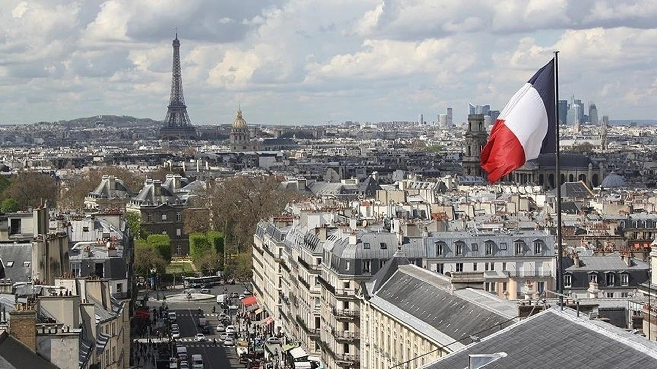 Macron duyurdu: Fransa'dan 10 milyar Euro'luk yeni uçak gemisi