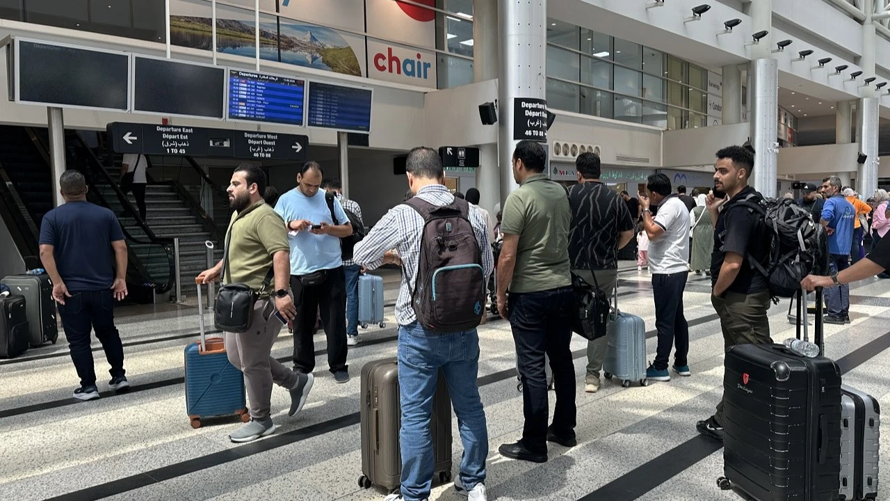 İsrail’in İran saldırısı sonrası Beyrut Havalimanı’nda yoğunluk oluştu