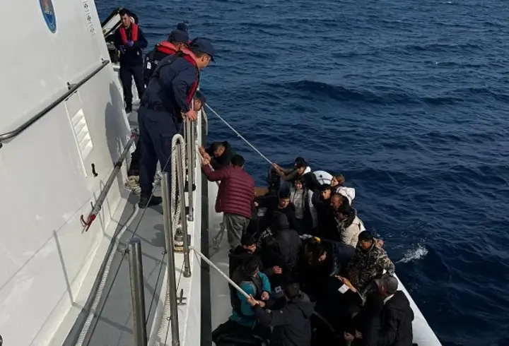İzmir açıklarında 64 düzensiz göçmen kurtarıldı