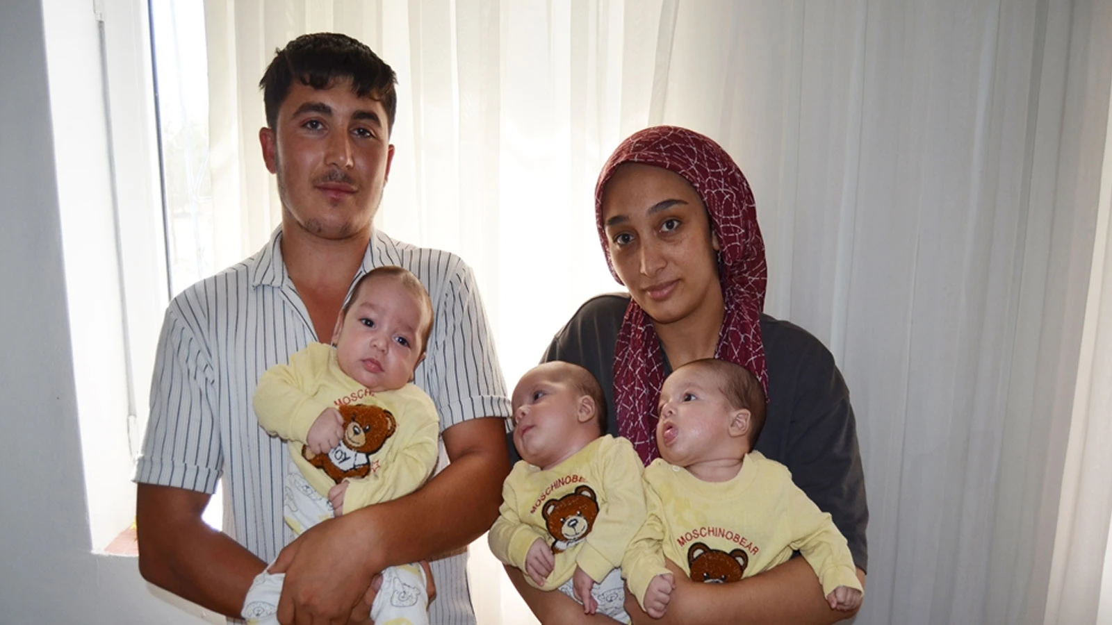 Üçüzleri olan baba, işi bırakıp bebek bakmak zorunda kaldı