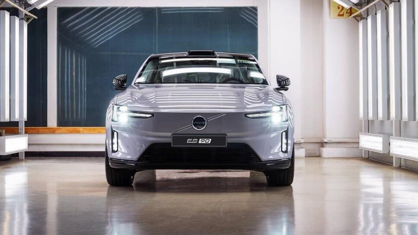 Volvo'nun 700 km menzilli elektrikli otomobili ES90 üretime girdi