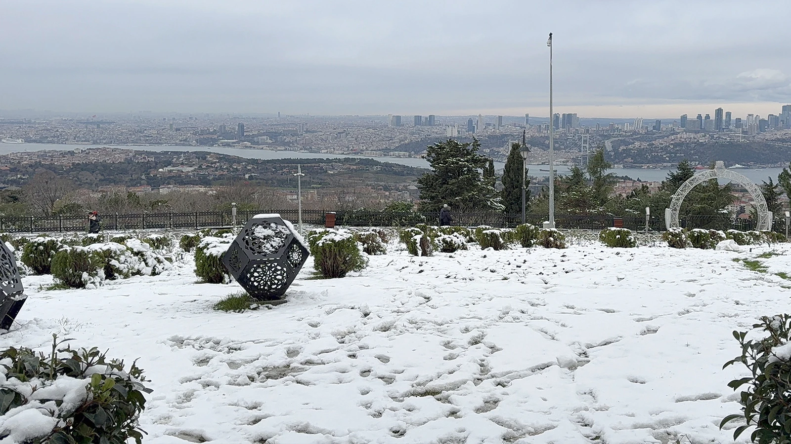 İstanbul'da kar yeniden başladı: Yüksekler beyaza büründü