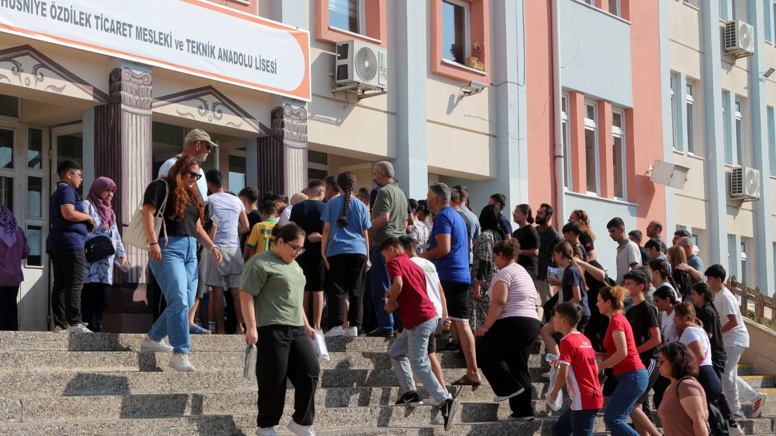Antalya'da LGS heyecanı; çocuklar salonda, aileler dışarda terledi