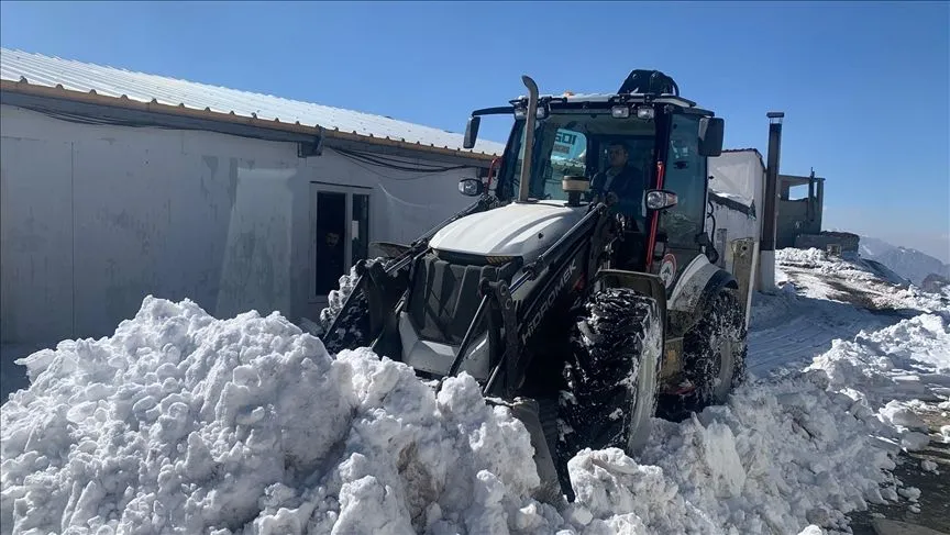 Hakkari'de kar nedeniyle kapanan üs bölgesinin yolu açıldı