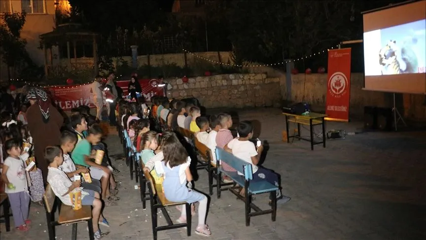 Siirt'te köylerdeki aileler yıldızların altında sinema ile buluşturuluyor