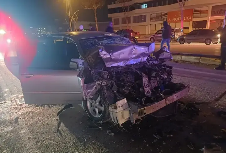 Çorum'da çekiciye arkadan çarpan otomobilin sürücüsü yaralandı