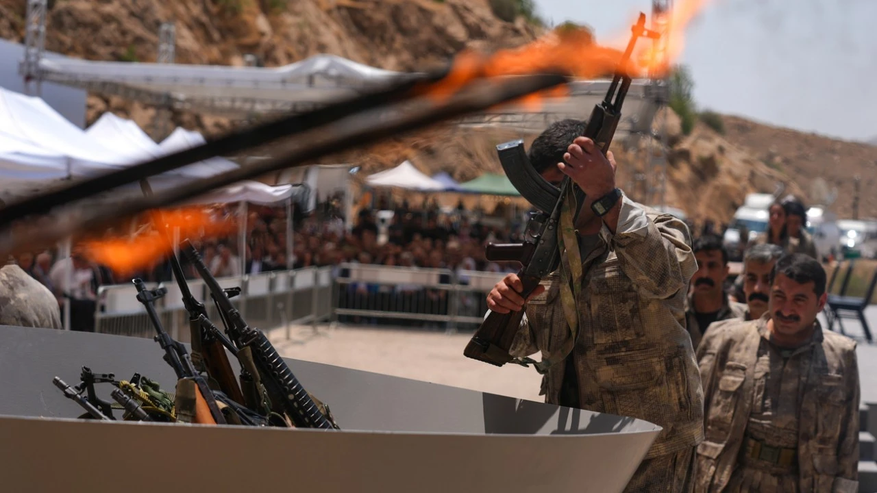 Türkiye'de tarihi gün! PKK silahlarını böyle yaktı: İşte o görüntüler...