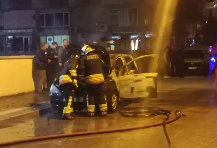 Samsun’da park halindeki otomobilde çıkan yangın korkuttu; o anlar kamerada