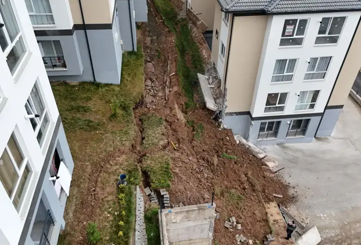 Sitenin istinat duvarı çöktü; 32 kişi tahliye edildi