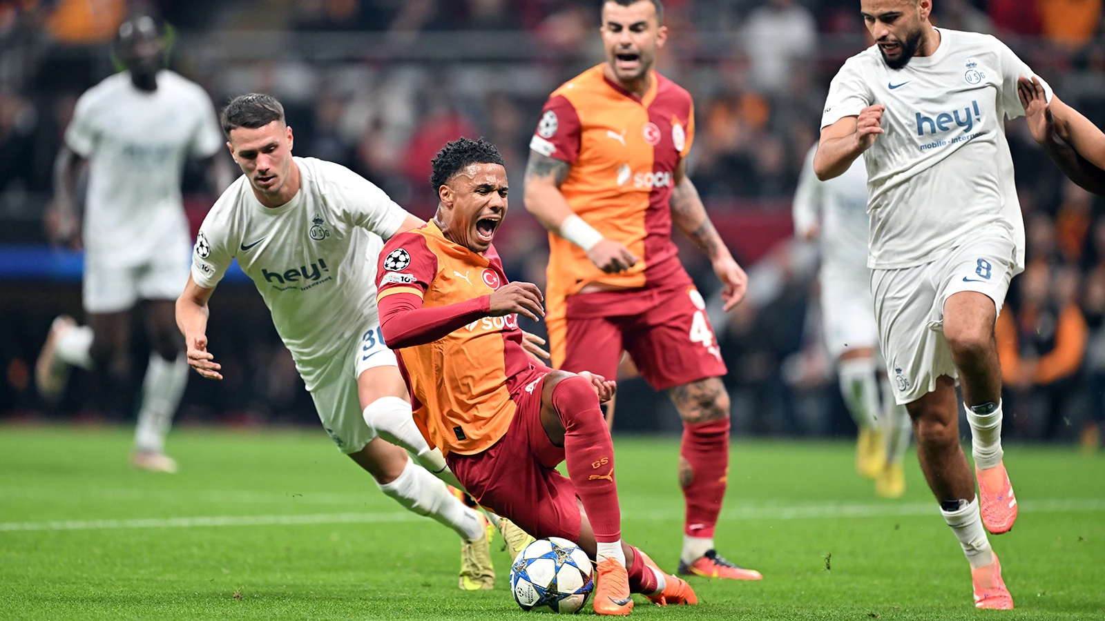 Galatasaray'da sakatlık kabusu bitmek bilmiyor: Ismail Jakobs sekerek çıktı