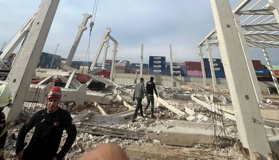 Mersin'de inşaat şantiyesinde beton bloklar devrildi. 2'si ağır 3 yaralı
