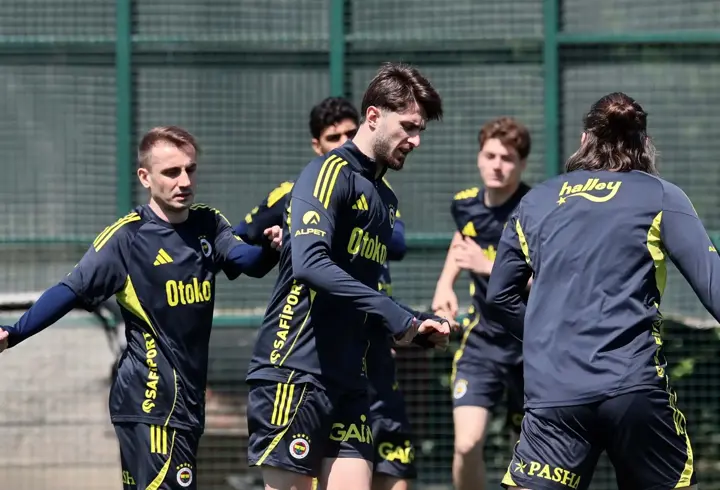 Fenerbahçe, derbi galibiyetiyle yarışa tutunmak istiyor