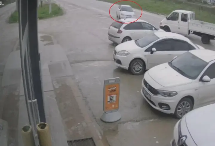 Otomobil park halindeki araçlara çarptı; 1’i çocuk, 5 yaralı