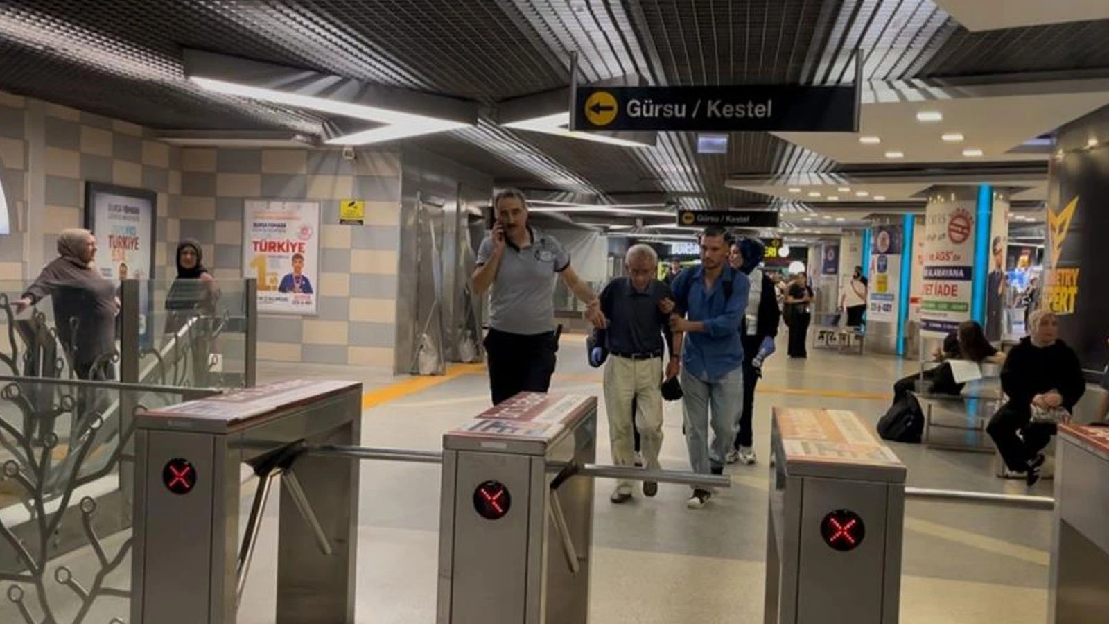 Bursa'da oyun oynarken çarptıkları yaşlı adamı metro raylarına düşürdüler