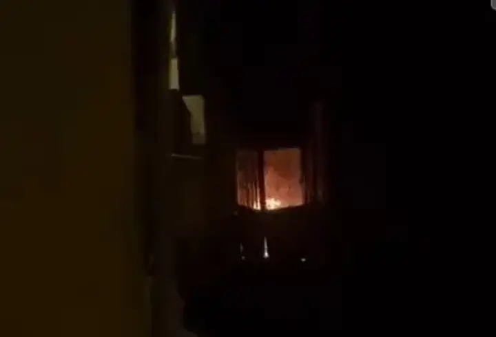 Binanın giriş katındaki dairede çıkan yangında 2 kişi dumandan etkilendi
