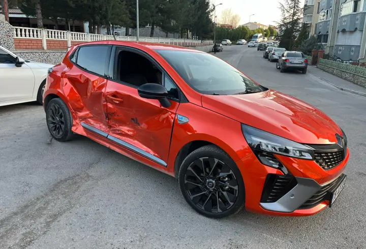 Karabük'te iki otomobilin çarpıştığı kazada 1 kişi yaralandı