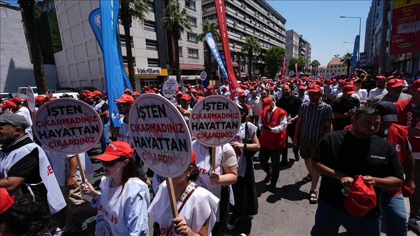 İzmir Büyükşehir Belediyesinin işten çıkardığı işçiler eylem başlattı