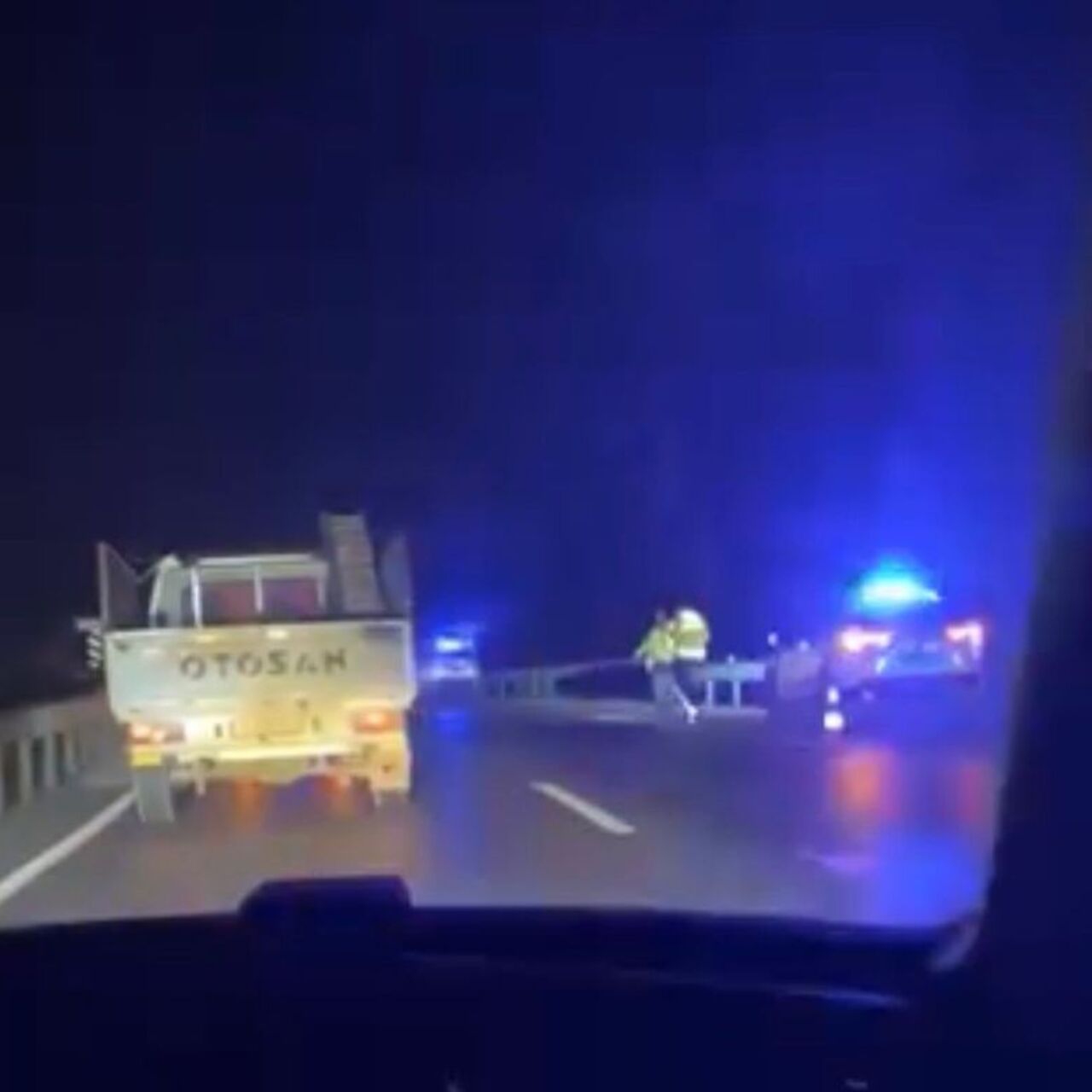 Köprüde çarpışan otomobiller bahçeye uçtu: 1 ölü, 4 yaralı