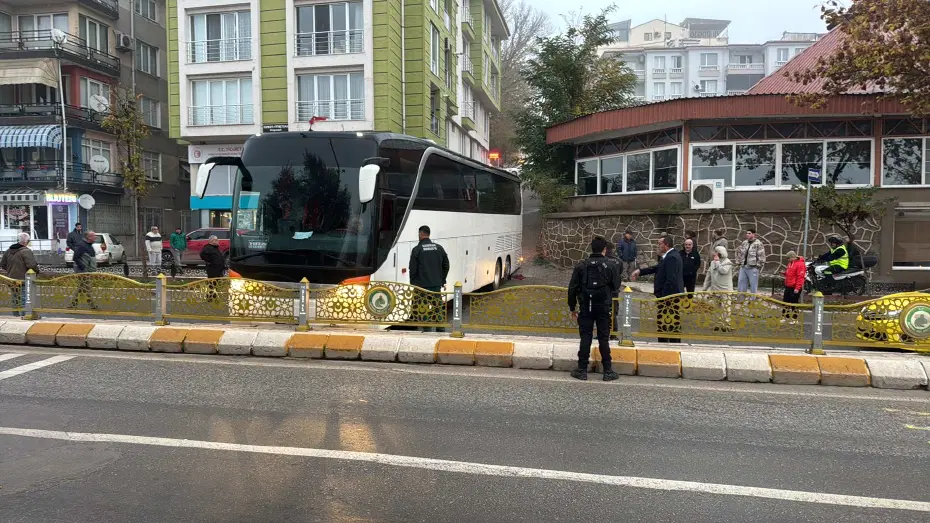 Kontrolden çıkan yolcu otobüsü şehri kilitledi