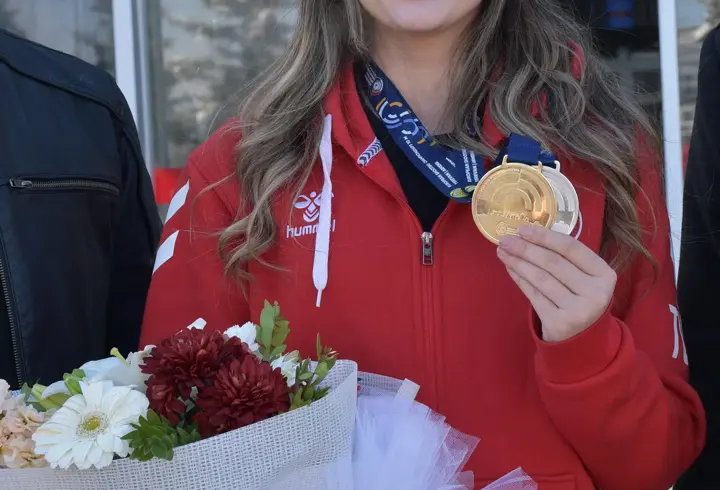 Avrupa şampiyonu olan atıcı Damla Köse, Erzurum’da çiçeklerle karşılandı 