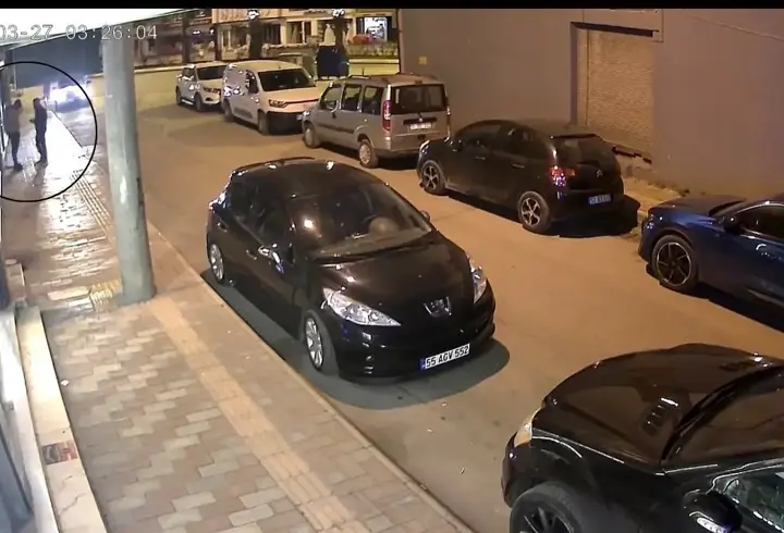 Kendisini darbeden kişiyi tabancayla vurup ağır yaraladı; olay kamerada